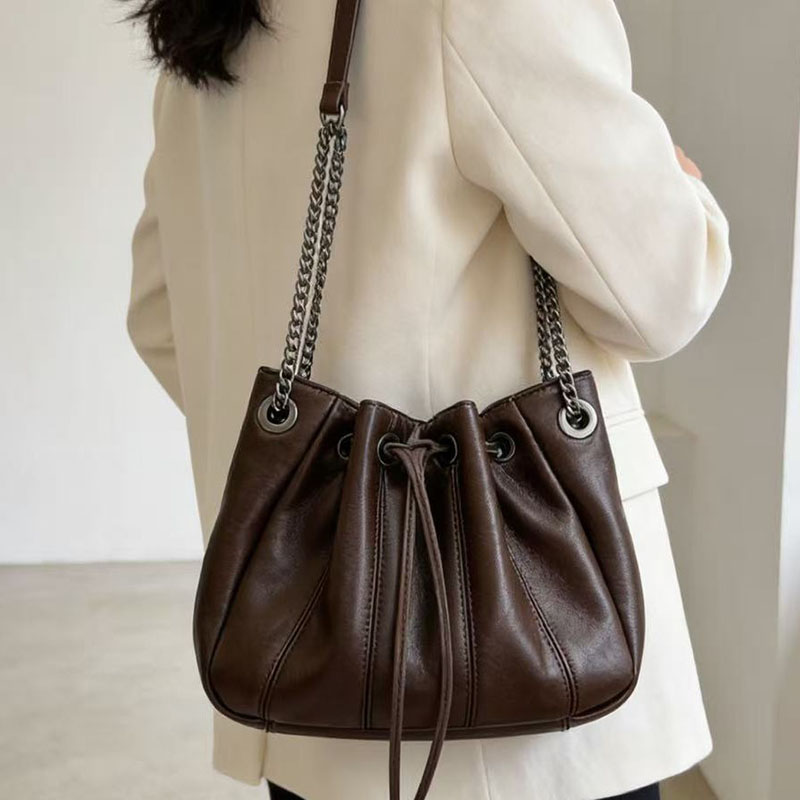 Chain Crossbody Quilted - กระเป๋าถือทรงถังแบบมีเชือกผูก แฟชั่นหรูหรา กระเป๋าสะพายไหล่สำหรับผู้หญิง กระเป๋าถือหนัง PU นุ่ม