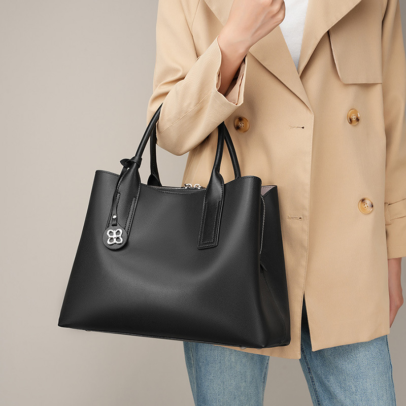Structured Handbag Top Handle - กระเป๋าถือทรงแข็งสำหรับผู้หญิง ทำจากหนังแท้สีดำ พร้อมหูหิ้วด้านบน สายสะพายไหล่ ตกแต่งด้วยโลหะ ปิดด้วยซิป