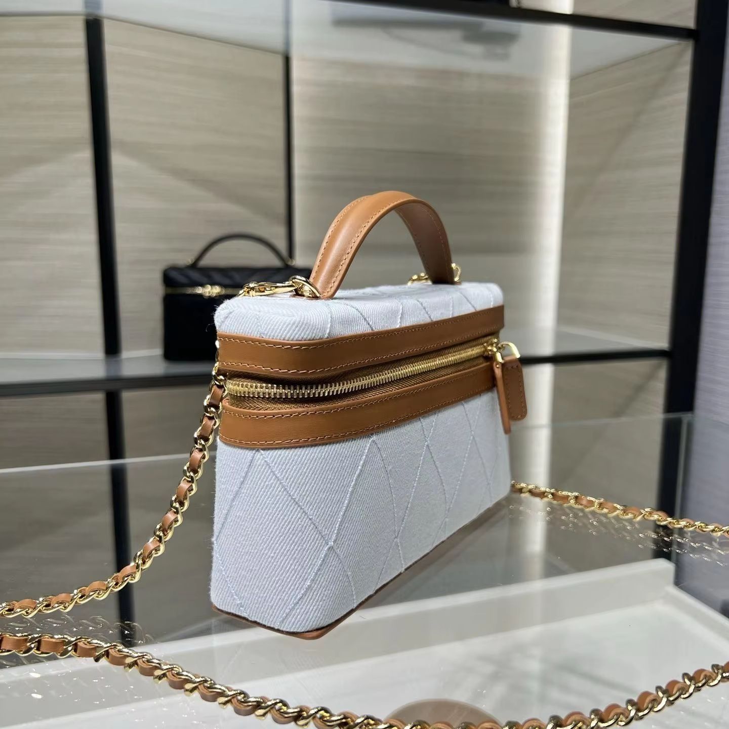 Chain Crossbody Quilted - กระเป๋าถือผ้าควิลท์สีฟ้าอ่อน แต่งขอบหนังสีแทน หูหิ้วสั้น ทรงสี่เหลี่ยมผืนผ้า พร้อมสายสะพายโซ่สีทองแบบถักหนัง