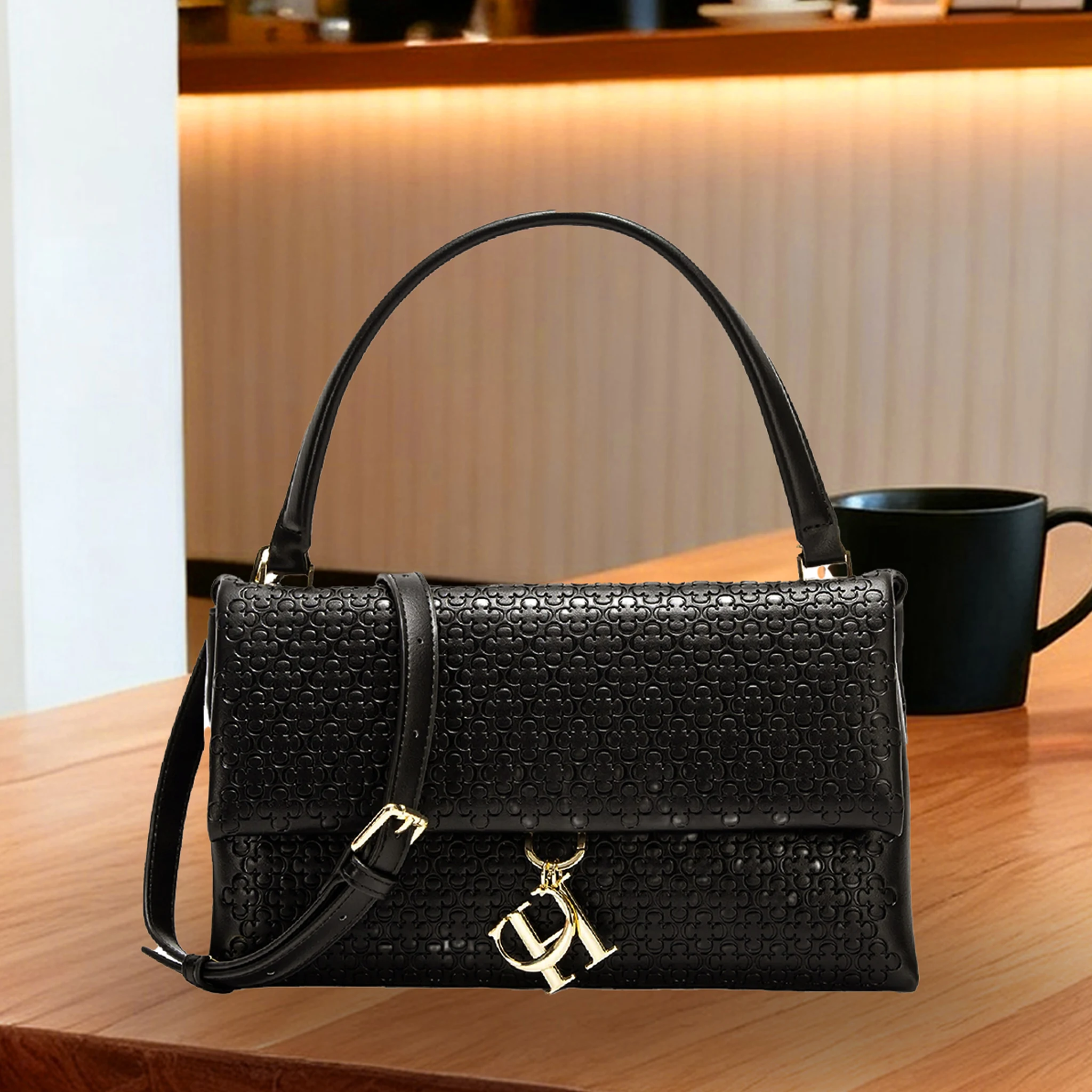 Structured Handbag Top Handle - กระเป๋าถือสุดหรู ปั๊มลายโมโนแกรม จี้โลหะติดแบรนด์ หูหิ้วด้านบน ฝาปิดแบบพับ โครงสร้างแข็งแรง