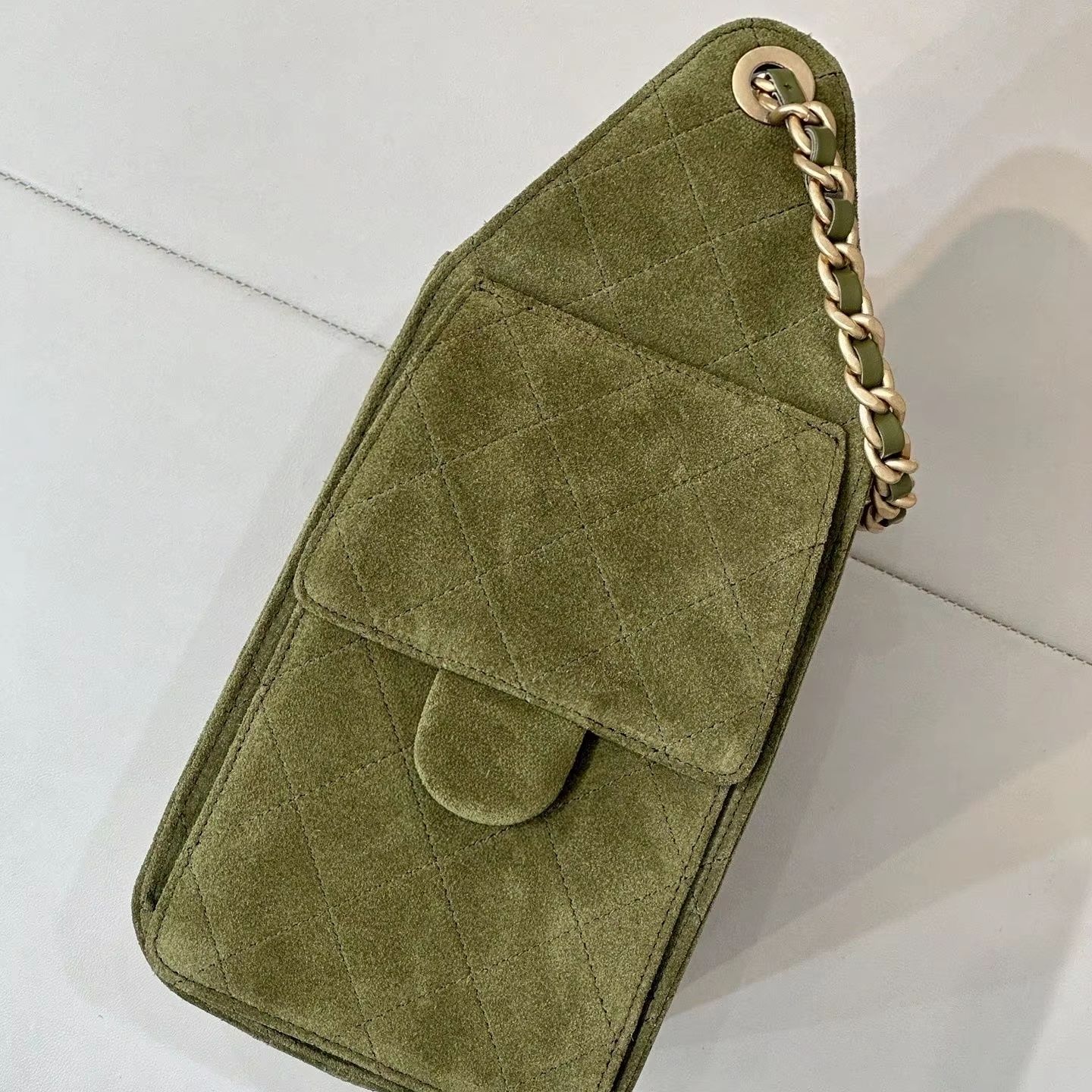 Chain Crossbody Quilted - กระเป๋าสะพายข้างสำหรับผู้หญิง ทำจากหนังกลับสีเขียวมะกอก ลายควิลท์ พร้อมฝาปิดแนวตั้งลายเพชร กระเป๋าใส่มือถือสไตล์วินเทจ สายสะพายไหล่หนังถัก