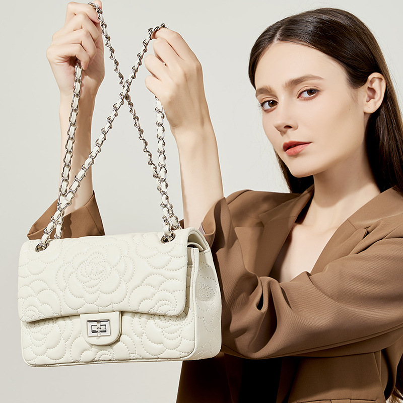 Chain Crossbody Quilted - กระเป๋าสะพายไหล่หนังแกะไฮแลนด์เกรดท็อปเกรน หนังแท้ กระเป๋าสะพายข้างแบบควิลท์ ดีไซน์หรูหรา สายโซ่ คุณภาพสูง