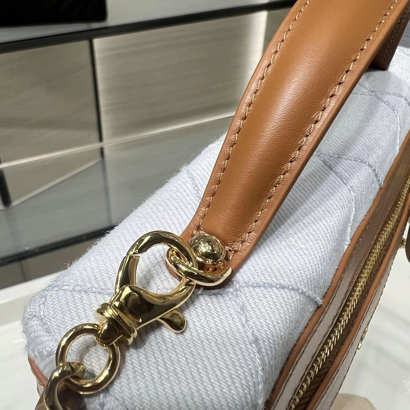 กระเป๋าถือผ้าควิลท์สีฟ้าอ่อน แ - Chain Crossbody Quilted บทวิจารณ์และราคา