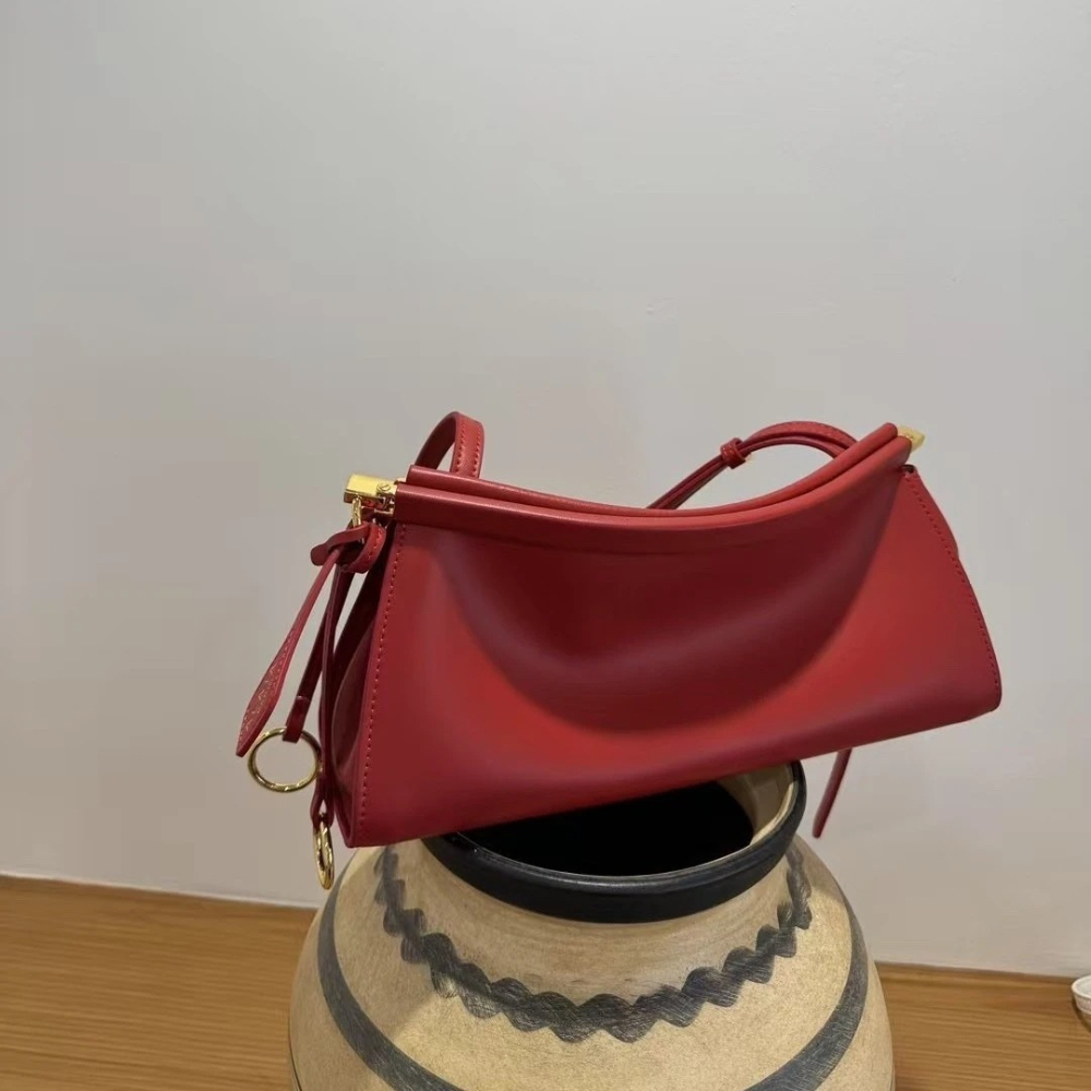 กระเป๋าสะพายไหล่ LE CLICK EAST - Luxury Bags Medium Size บทวิจารณ์และราคา